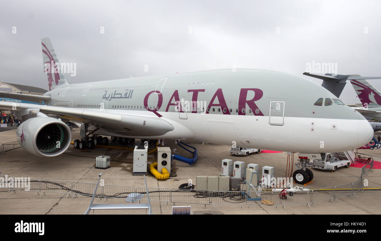 PARIS - JUN 18, 2015 : Airbus A380 de Qatar Airways. L'A380 est le plus grand avion de passagers dans le monde. Banque D'Images
