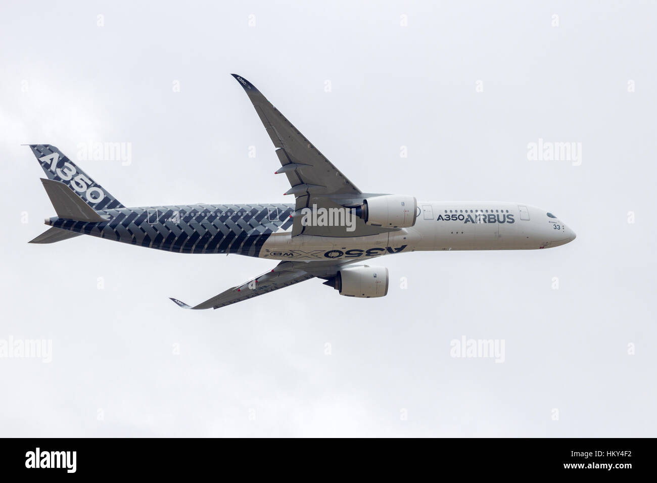 PARIS - JUN 18, 2015 : Airbus A350 survol bas.L'Airbus A350 est le nouvel avion de ligne à longue distance développé par l'avionneur européen Airbus. Banque D'Images