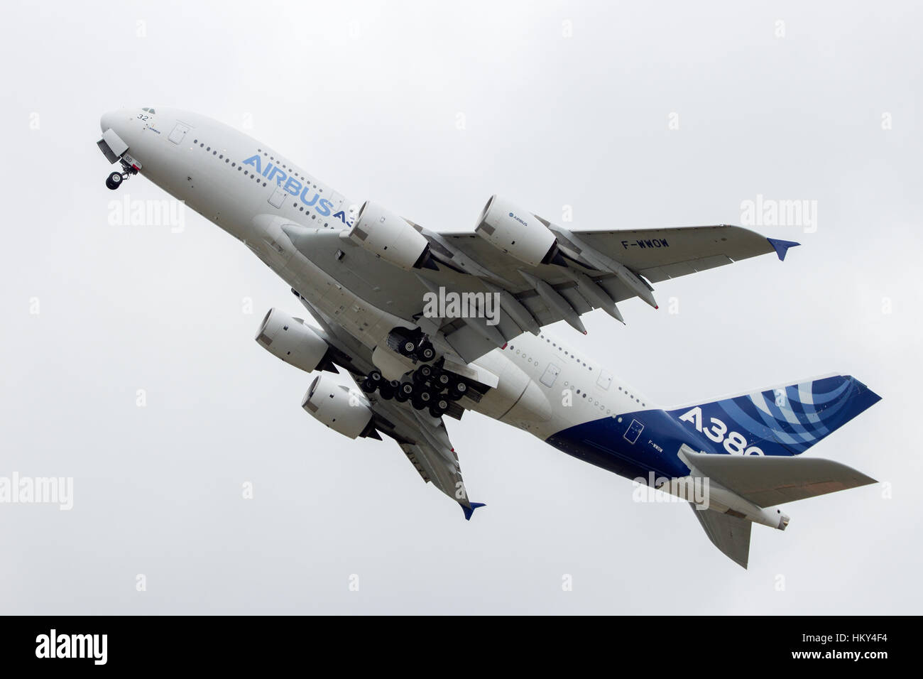 PARIS - JUN 18, 2015 : l'Airbus A380 décolle de l'aéroport du Bourget . L'A380 est le plus grand avion de passagers dans le monde. Banque D'Images
