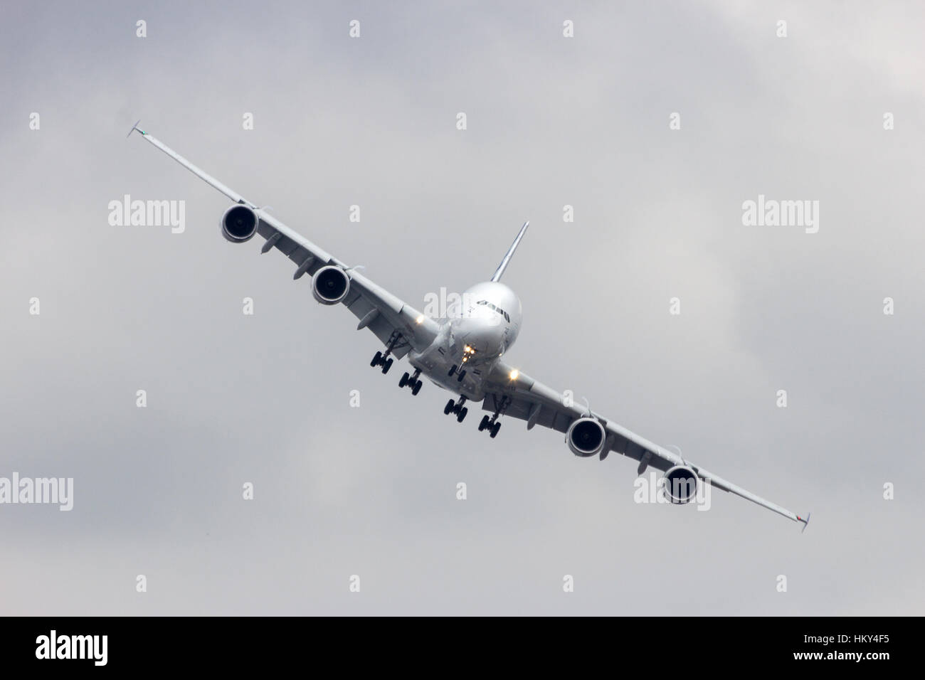 PARIS - JUN 18, 2015 : Airbus A380 le tournant d'atterrir à l'aéroport du Bourget . L'A380 est le plus grand avion de passagers dans le monde. Banque D'Images