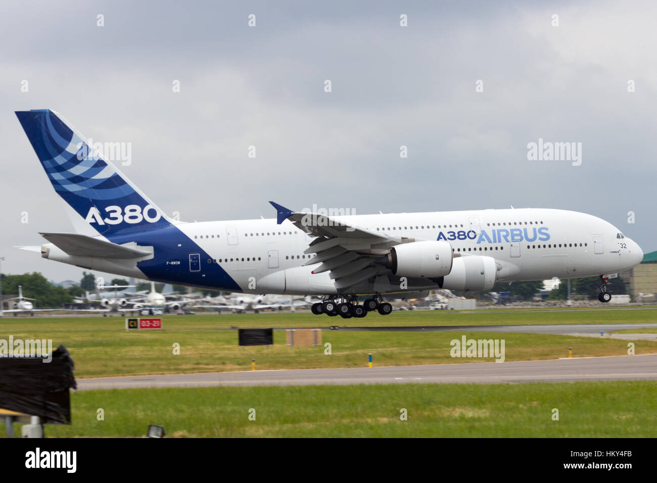 PARIS-LE BOURGET - JUN 18, 2015 : l'atterrissage de l'Airbus A380 à la 51ème International Paris Air Show. L'A380 est le plus grand avion de passagers dans le wor Banque D'Images