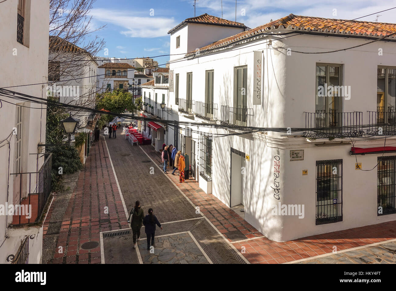 Street dans la vieille ville de Marbella, sur orange square, saison d'hiver. L'Andalousie, espagne. Banque D'Images