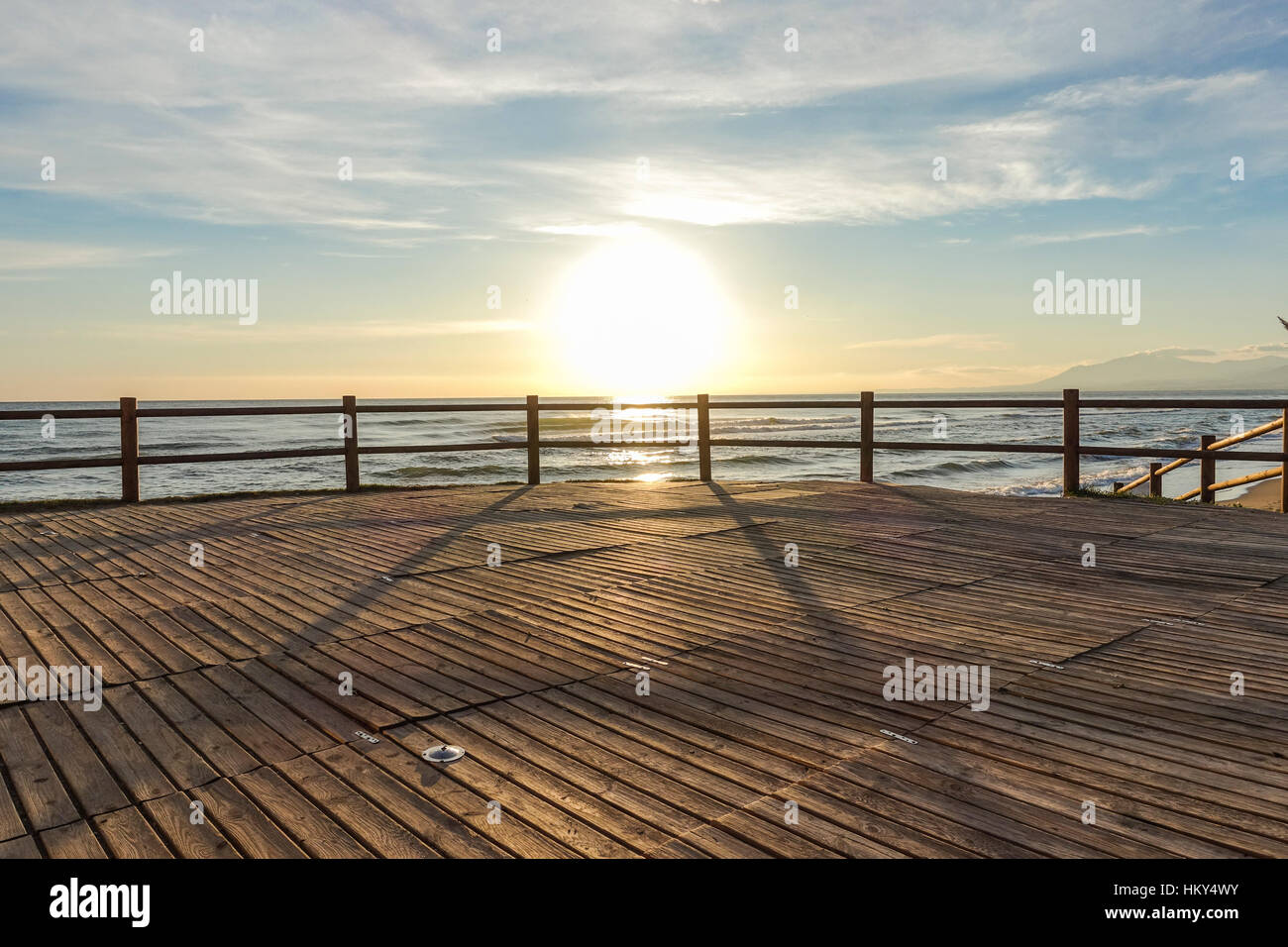 Terrasse vide de Méditerranée Beach bar restaurant, Marbella, Andalousie, Espagne Banque D'Images