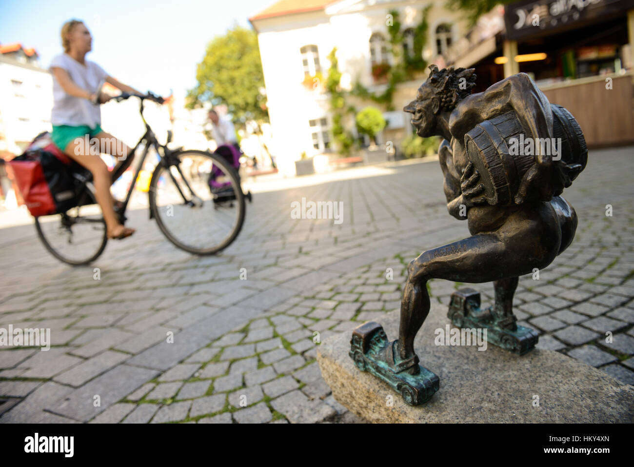 Un ciclist dans la rue touristique de Zielona Góra , une ville de l'ouest de la Pologne Banque D'Images