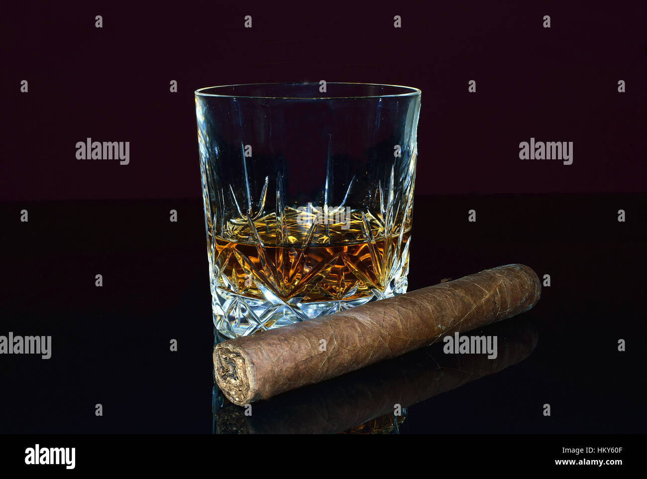 Verre de whisky et un cigare. Banque D'Images