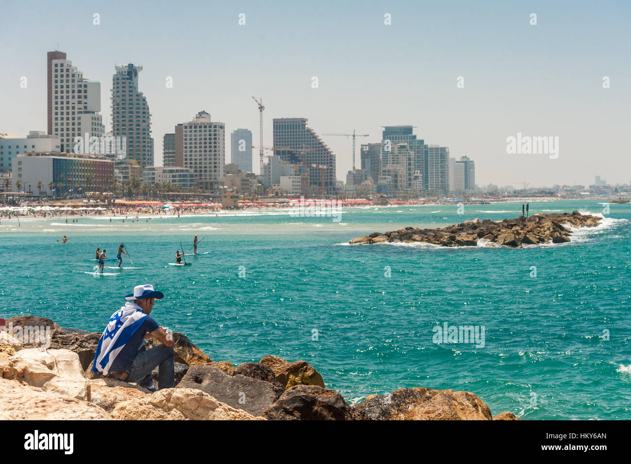 Man wearing israeli flag Banque de photographies et d'images à haute  résolution - Alamy
