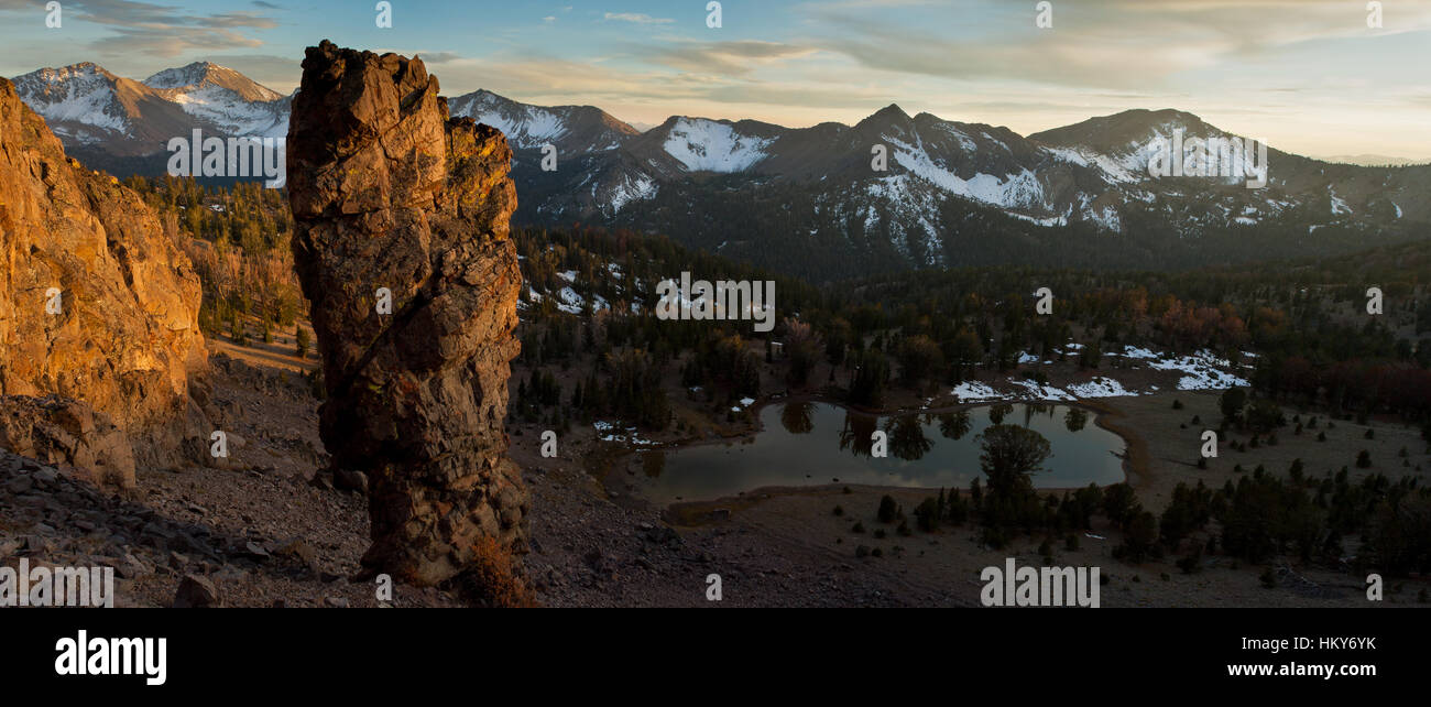 Un pilier de rock se trouve l'épreuve du temps et de l'érosion. Toute la portée de cette image montre une réserve intégrale proposée et le cours supérieur de la branche est du o Banque D'Images