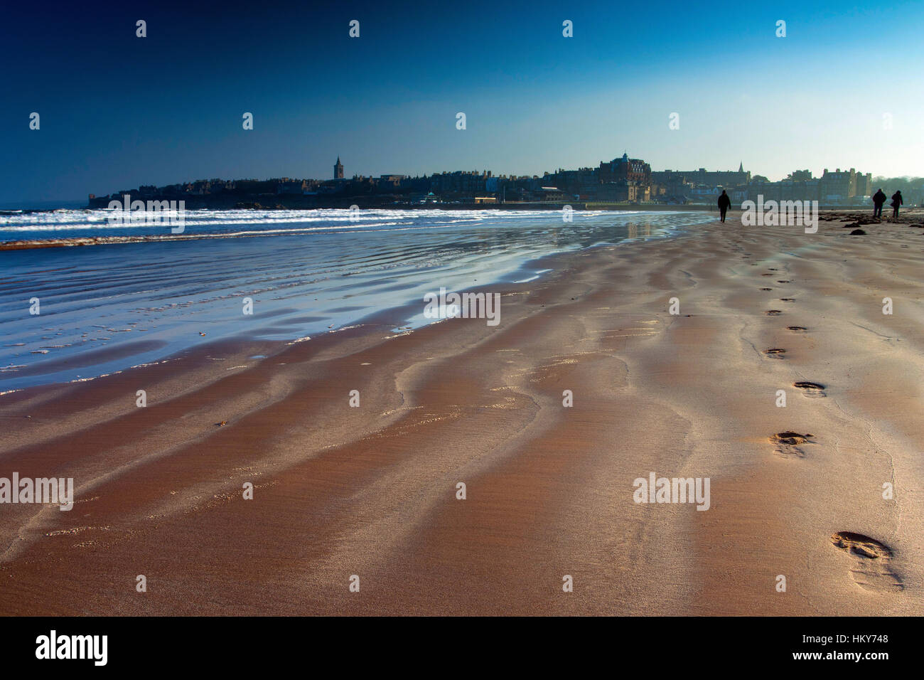 Des empreintes de pas et les promeneurs sur les sables bitumineux de l'Ouest, St Andrews, Fife Banque D'Images