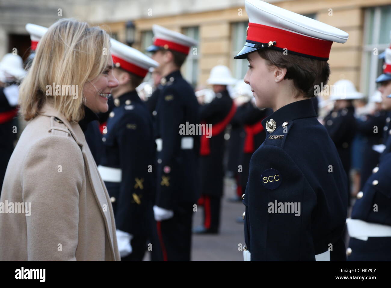 Justine Greening, député de Putney inspecte le royal marine cadets (CCN). Royal Marine se réserve de la ville de Londres sont reçu le Doctorat Freeman Banque D'Images