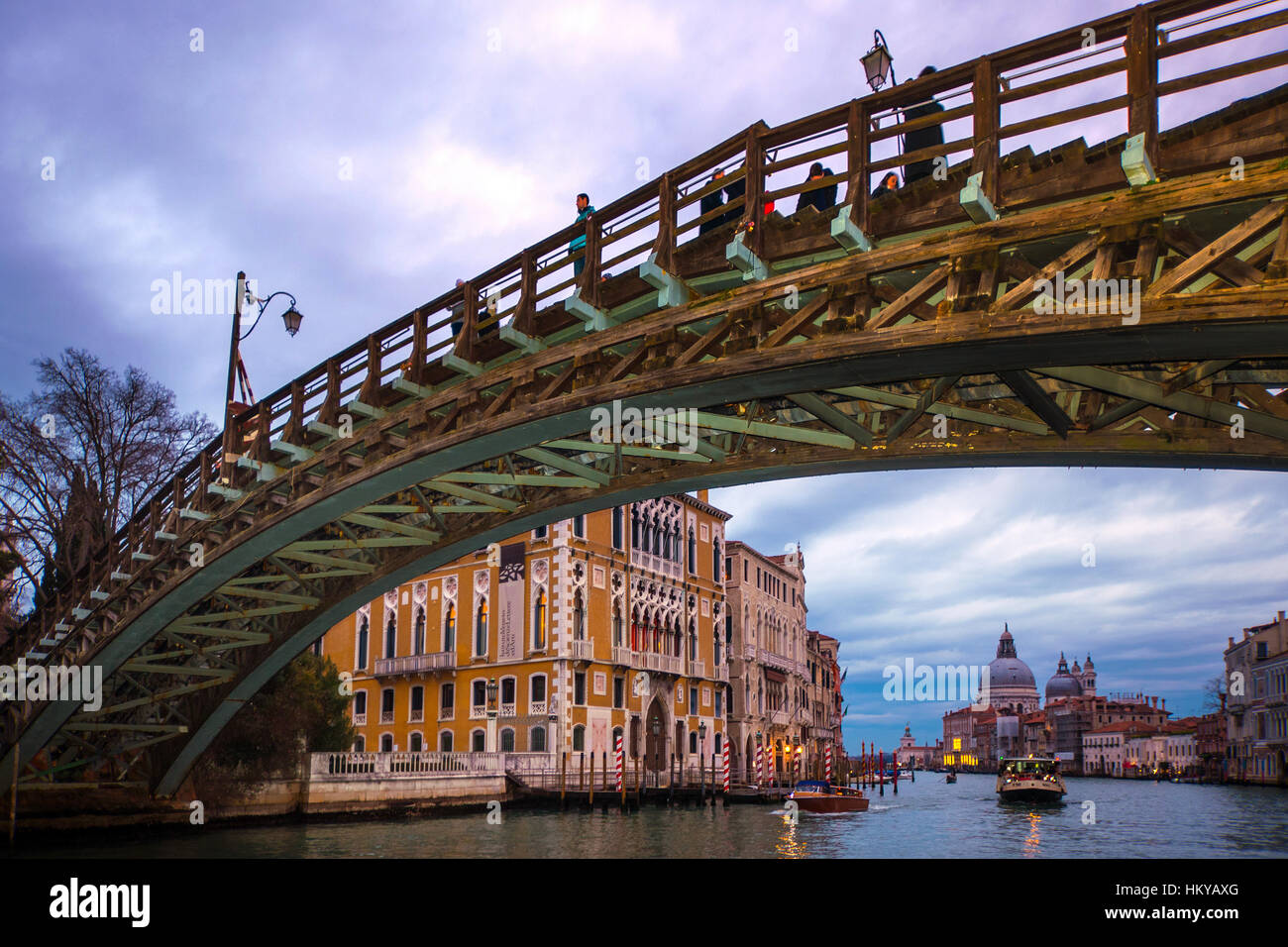 Italie Vénétie Venise - Ponts - Sestiere Dorsoduro - Ponte dell'Accademia Banque D'Images