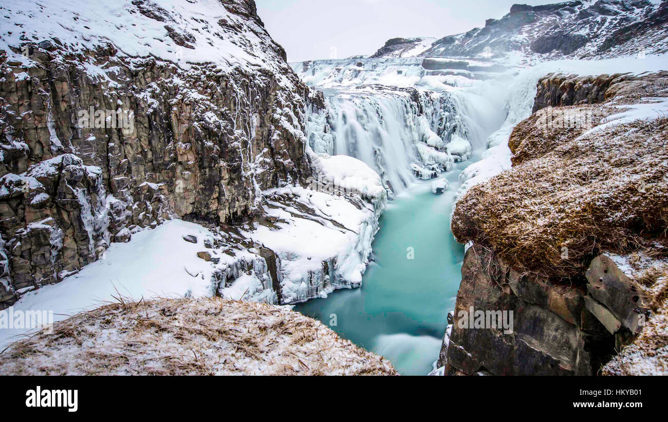 Un beau terrain et une cascade de glace Banque D'Images