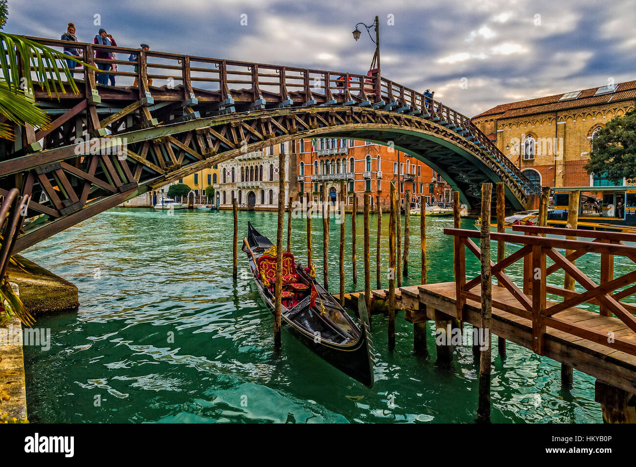 Italie Vénétie Venise - Ponts - Sestiere Dorsoduro - Ponte dell'Accademia Banque D'Images