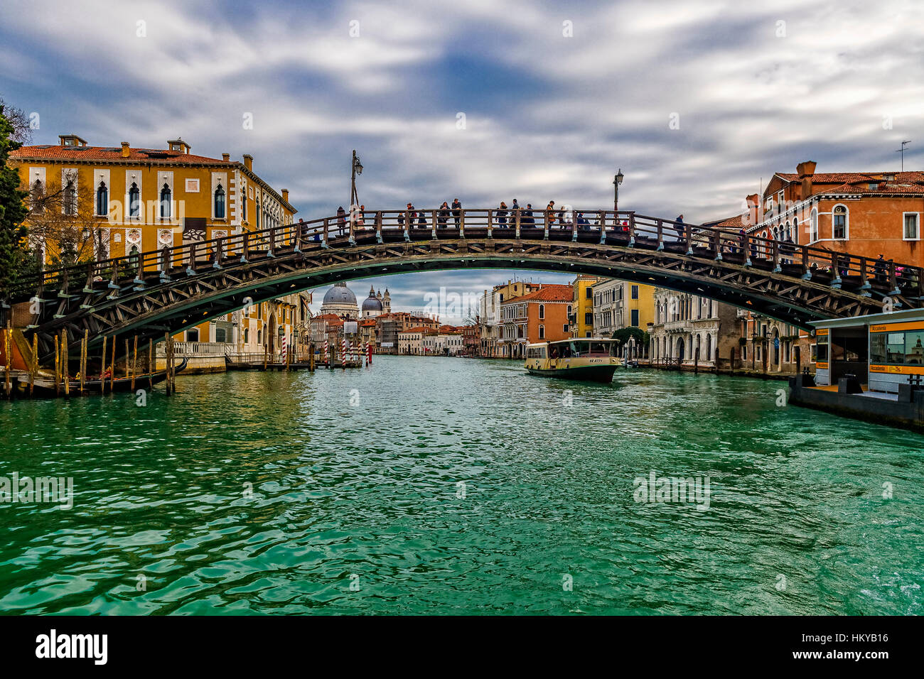 Italie Vénétie Venise - Ponts - Sestiere Dorsoduro - Ponte dell'Accademia Banque D'Images