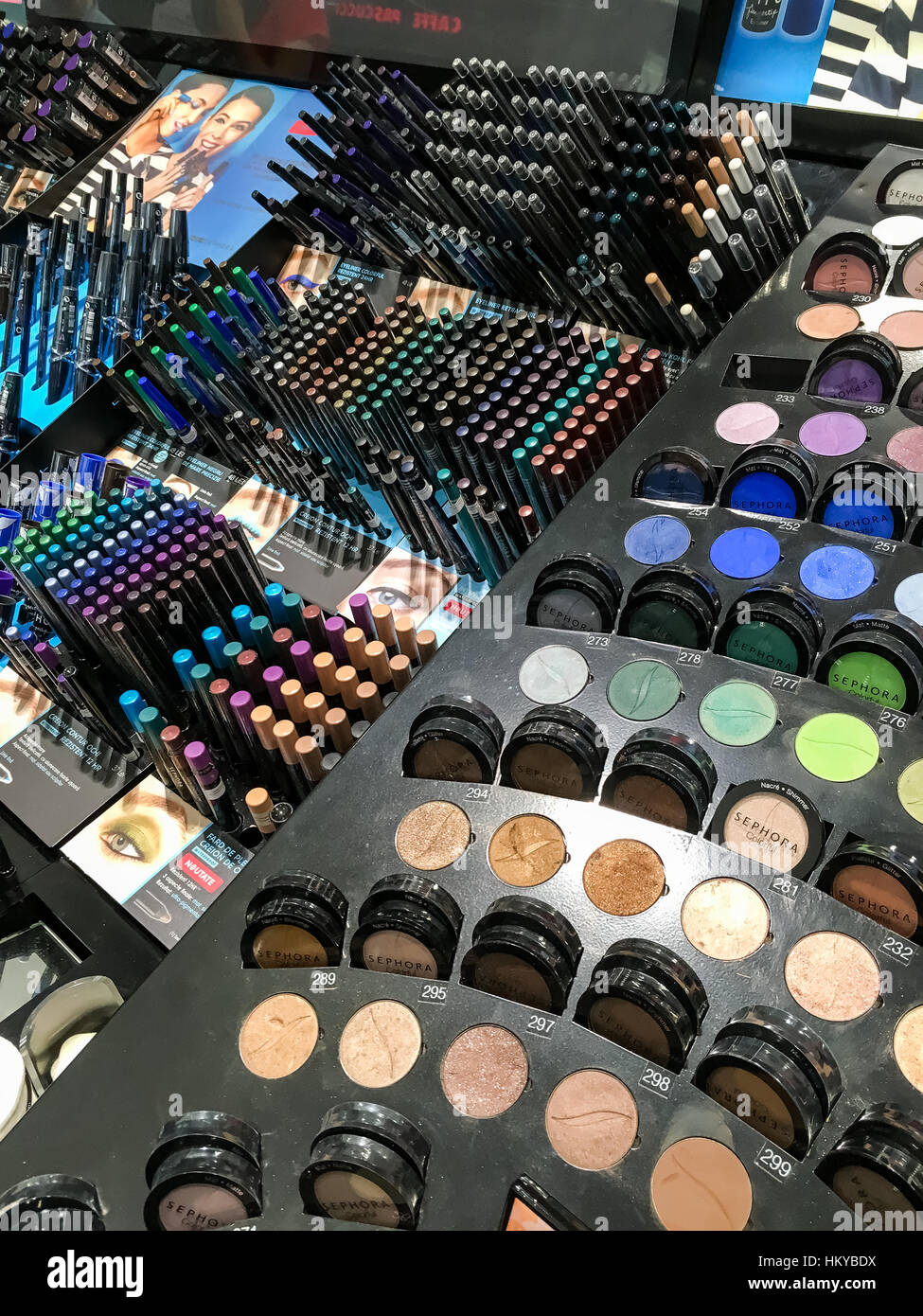 Bucarest, Roumanie - 30 MAI 2016 : les produits cosmétiques en vente dans Mode Beauté Afficher. Banque D'Images