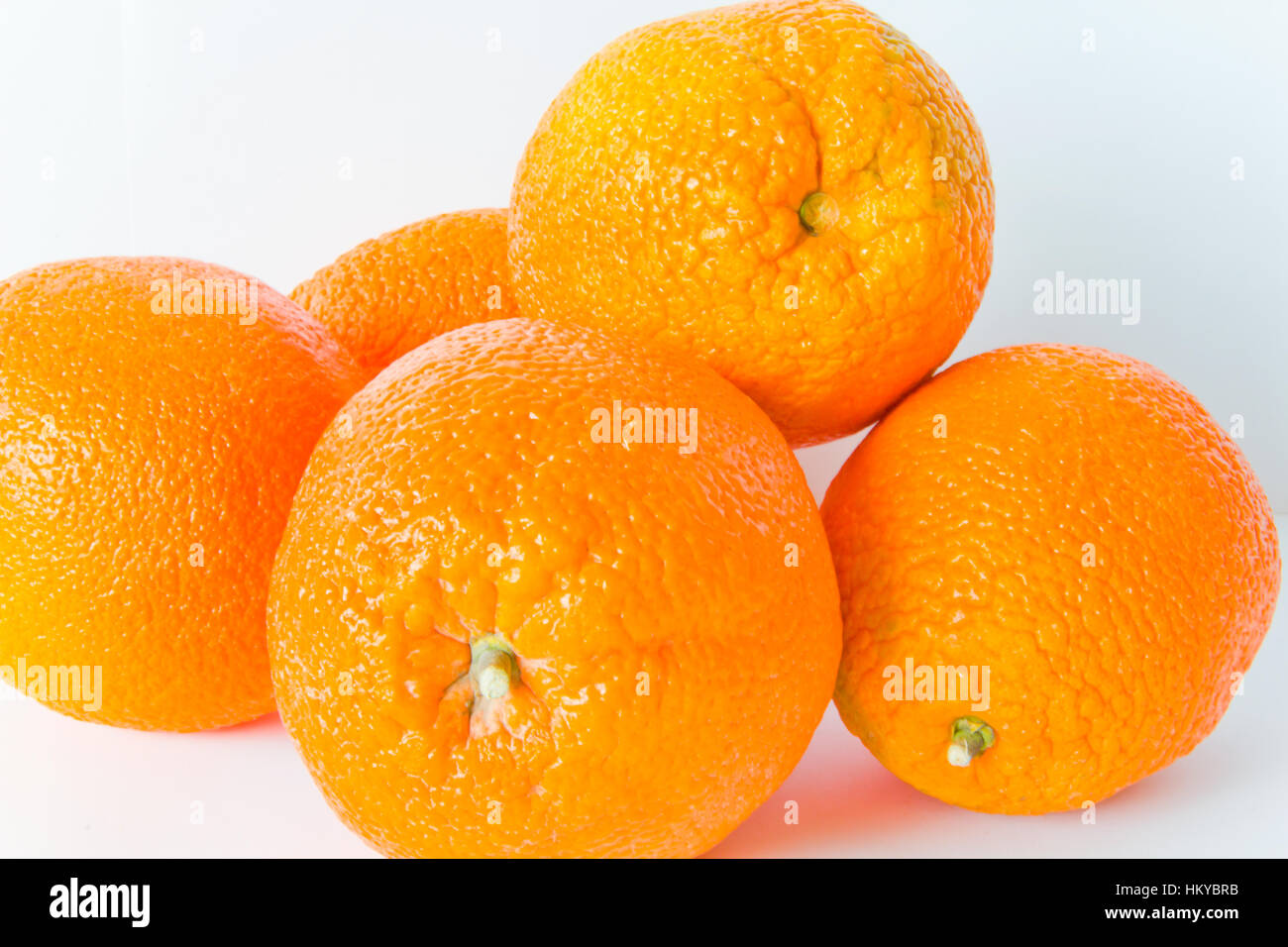 Photo d'appétissants venu des oranges sur fond blanc Banque D'Images