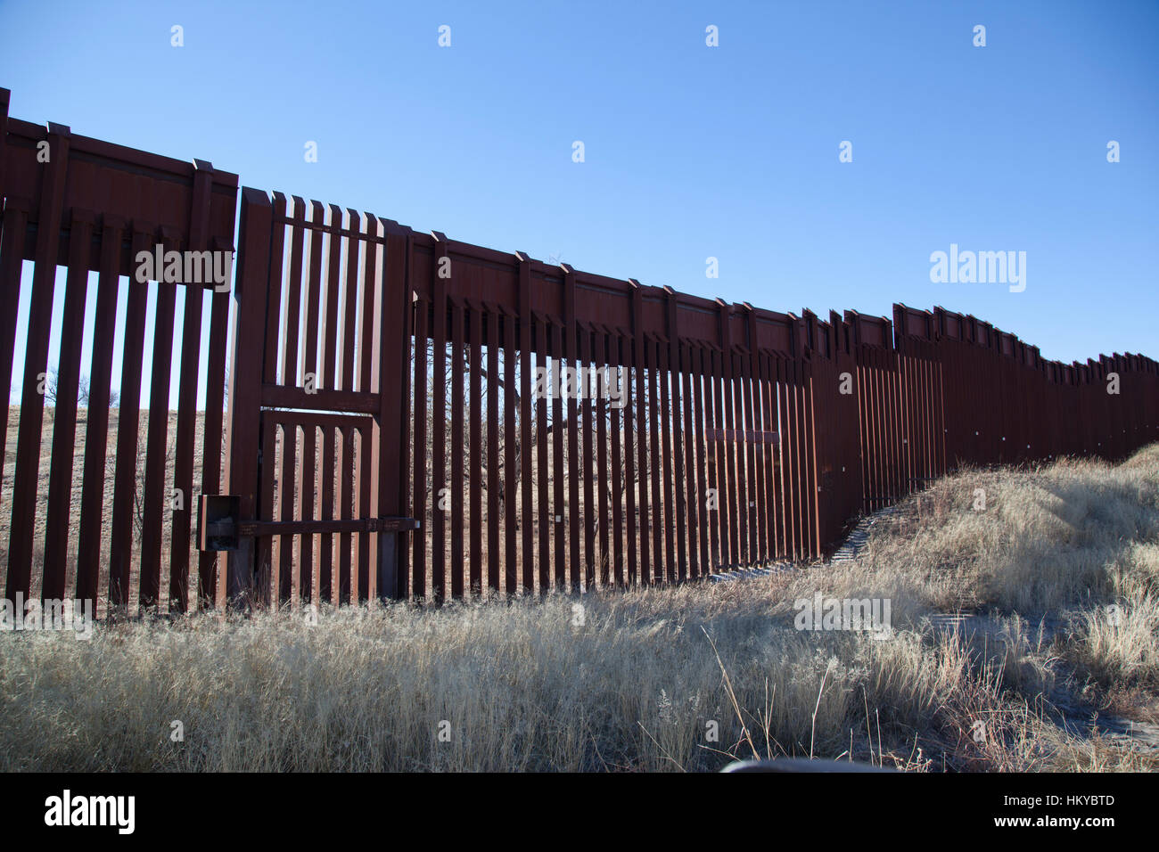 Clôture avec porte à la frontière près de Nogales en Arizona Banque D'Images