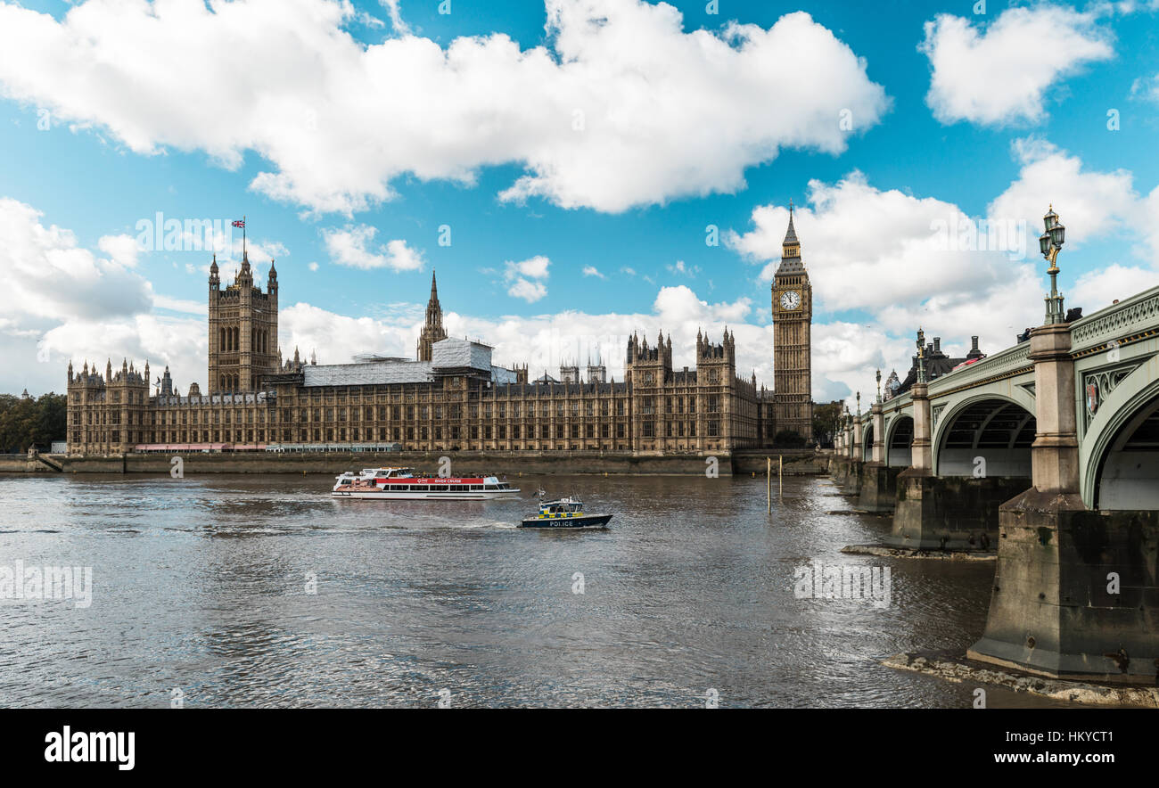 Londres, Royaume-Uni - 18 octobre 2016 : le Parlement de Londres et Big Ben sur la Tamise à Londres, en Angleterre. Banque D'Images