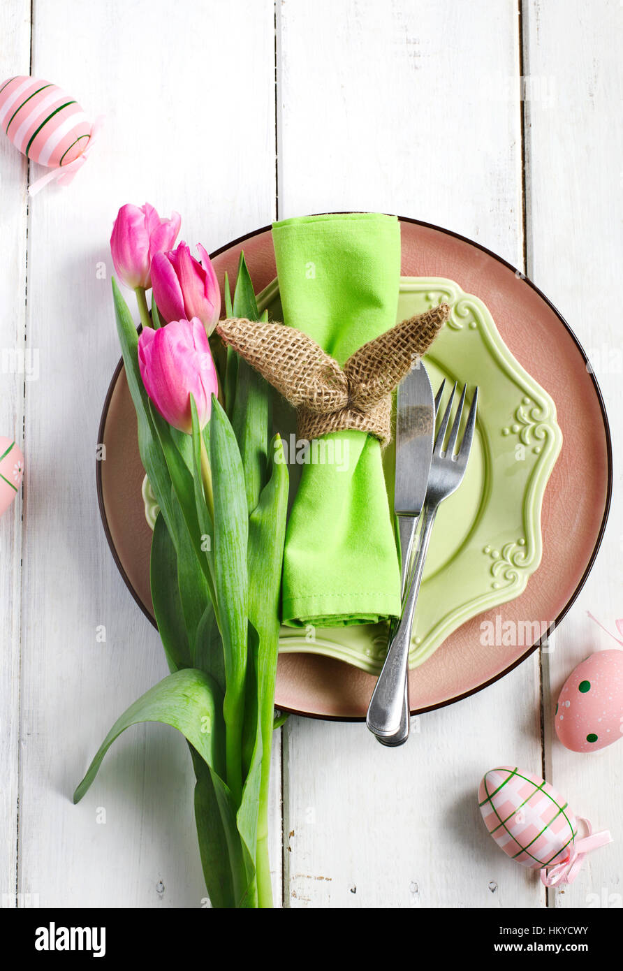 Table de Pâques avec des tulipes et décoration de fête, vue du dessus Banque D'Images