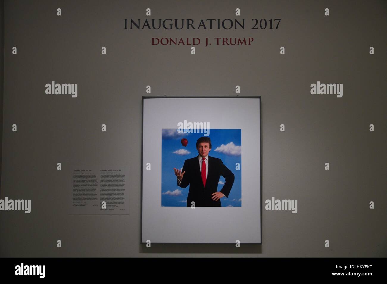 Portrait photographique de Donald Trump fait tourner une pomme rouge par le photographe Michael O'Brien sur l'affichage pour l'inauguration à la National Portrait Gallery Art Museum, qui fait partie de la Smithsonian Institution, situé dans le quartier historique du vieux bâtiment du Bureau des brevets de Washington, DC. Le portrait a été fait don à la galerie en 2011 et a été mis sur l'affichage pour marquer son devenir le 45e président. Banque D'Images