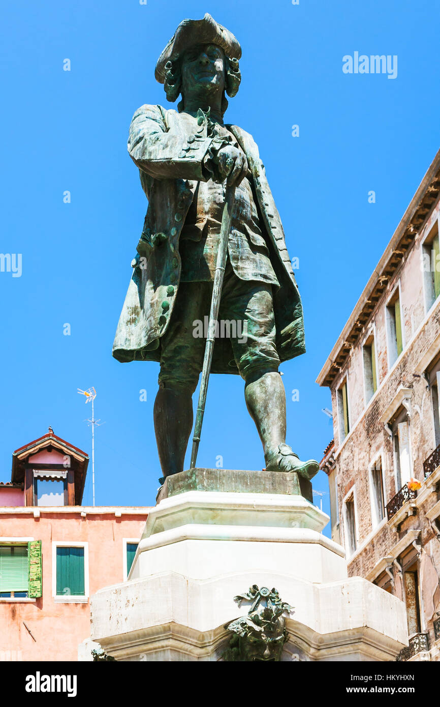 Voyage d'Italie - sculpture en bronze de Carlo Goldoni sur Campo S Bartolomeo dans la ville de Venise Banque D'Images