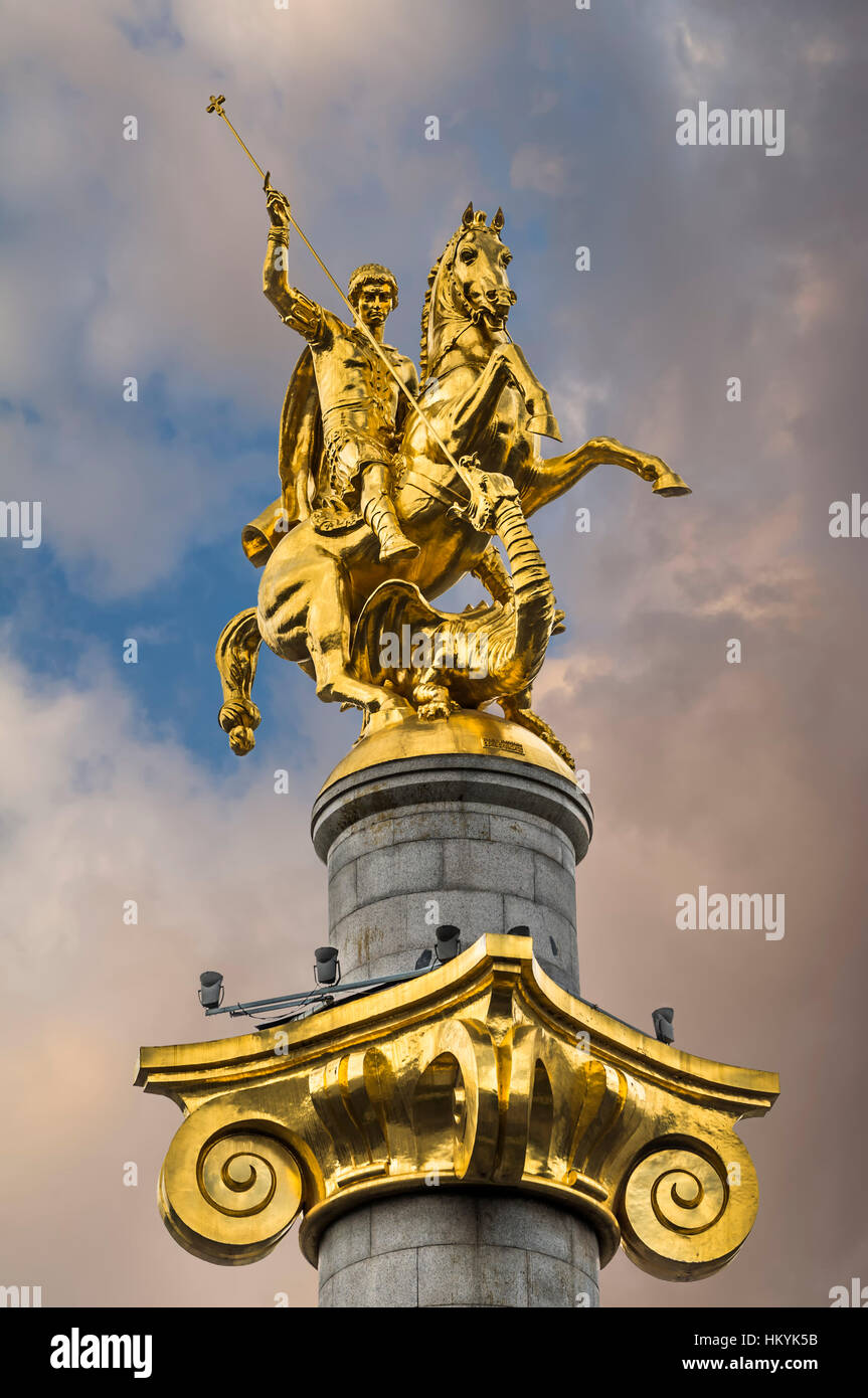 Statue en or de St George la lutte contre le dragon, Place de la liberté, Tbilissi, Géorgie, Caucase, Moyen-Orient, Asie Banque D'Images