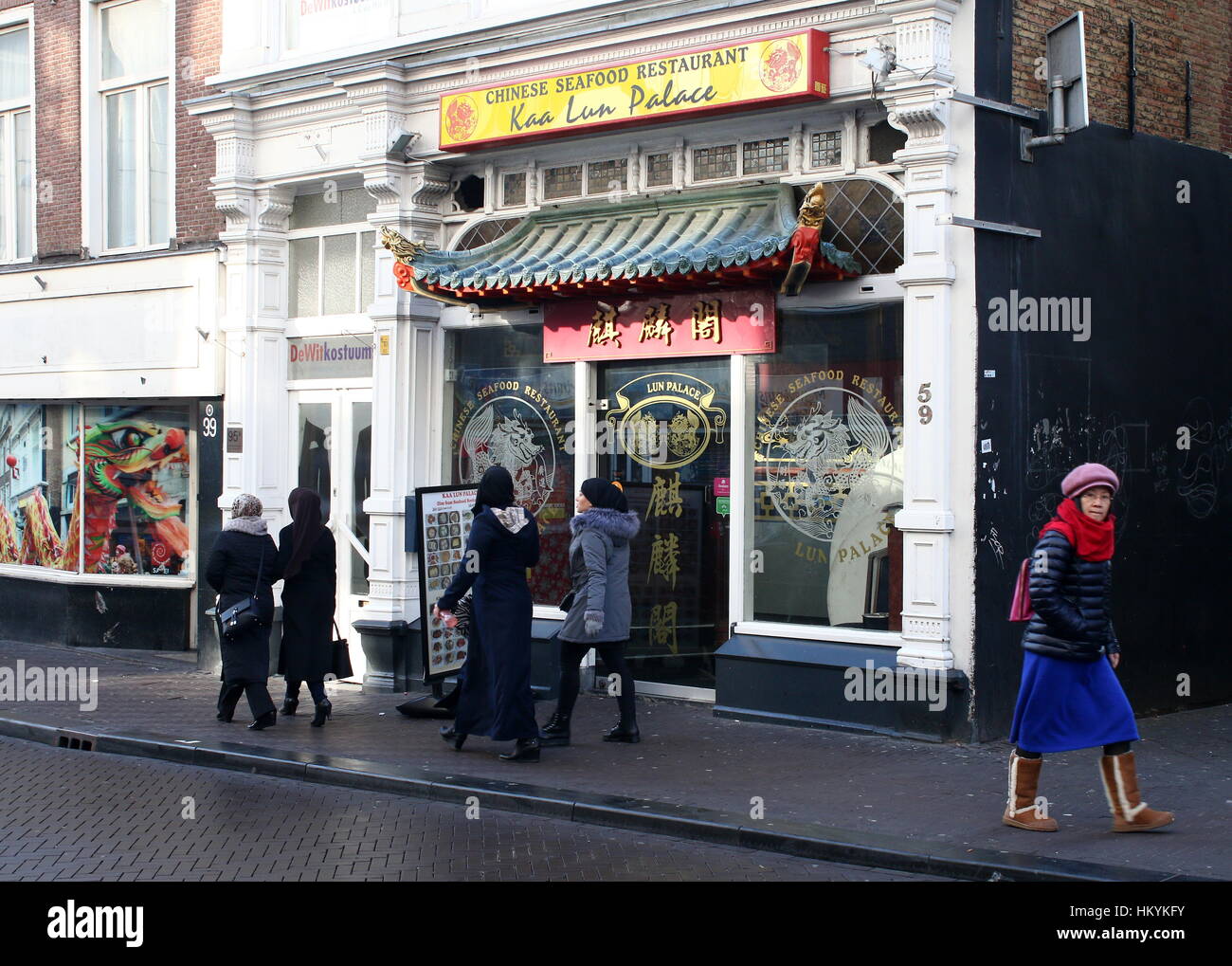 Dutch-Chinese personnes shopping à Chinatown, central Wagenstraat Den Haag (La Haye), aux Pays-Bas. Banque D'Images