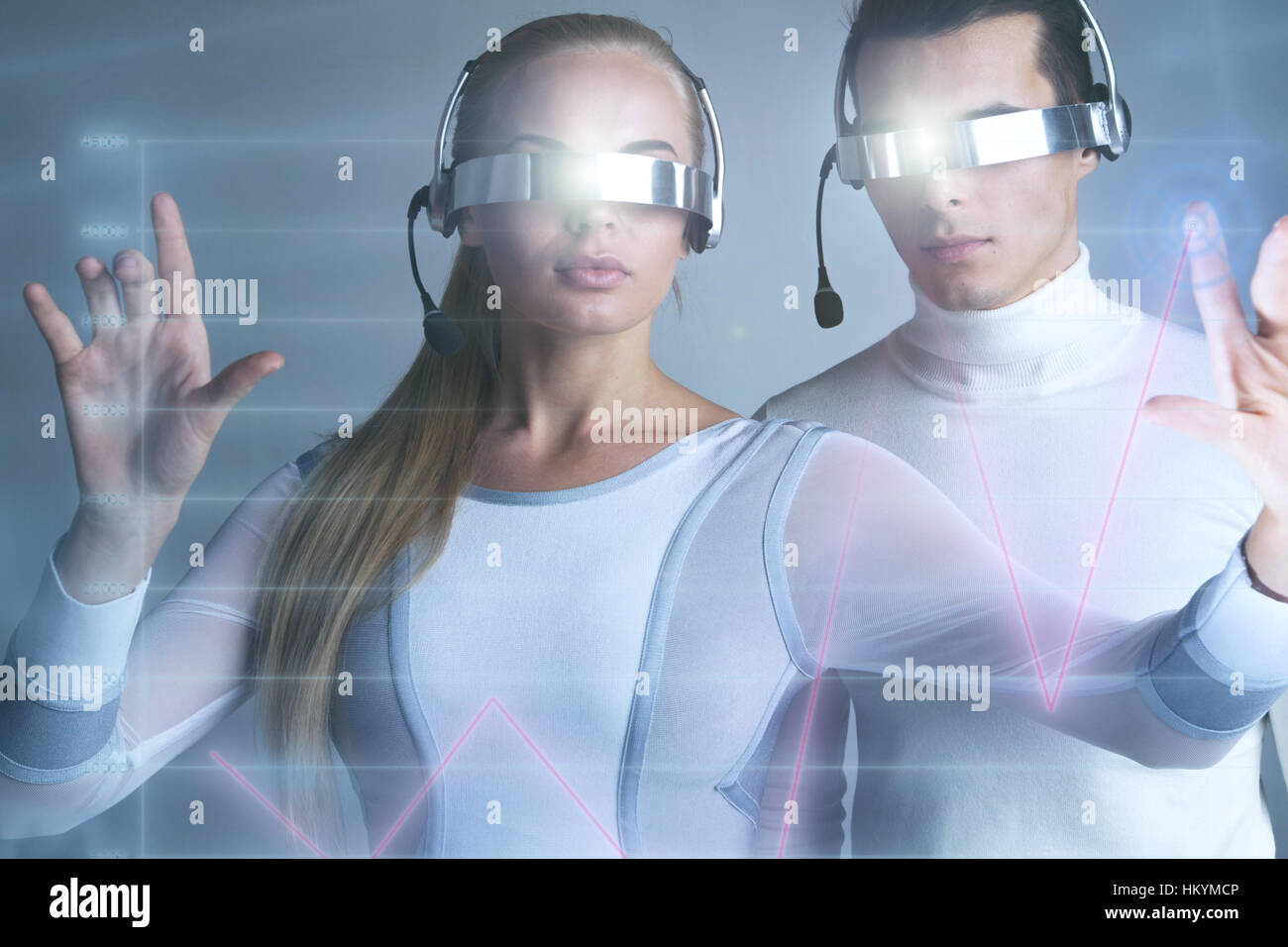 Les gens à lunettes vr touchant un graphique indiquant la croissance sur l'écran virtuel, Banque D'Images