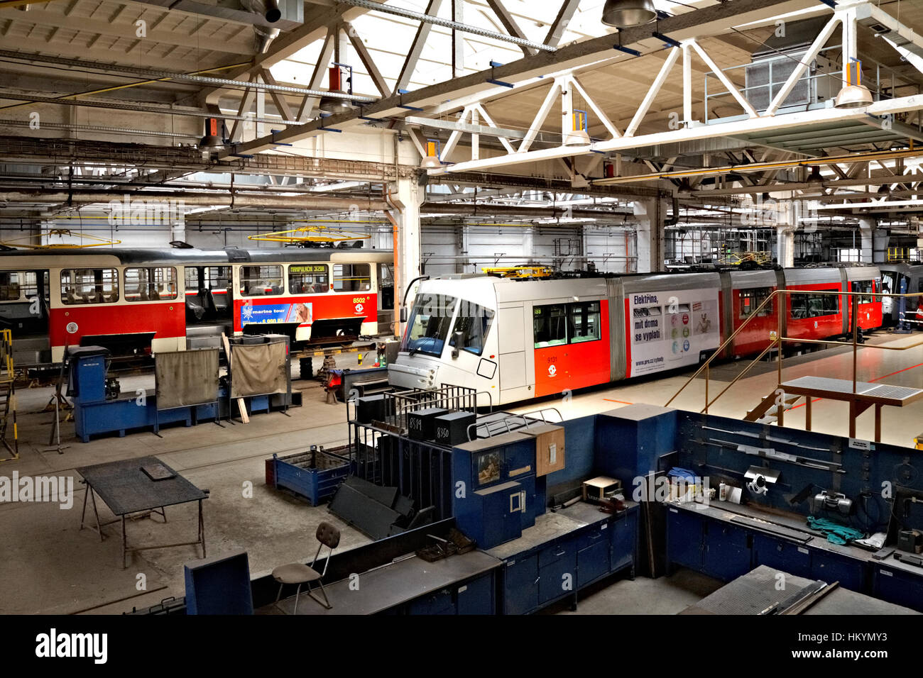 PRAGUE, RÉPUBLIQUE TCHÈQUE - 17 SEPTEMBRE : Reconstruction de tram Skoda 14T 'Elektra' en atelier en Depot Hostivar sur Journée portes ouvertes dans le public de Prague Banque D'Images