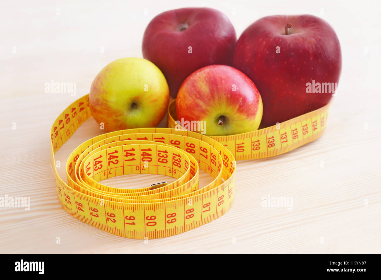 Les pommes fraîches avec ruban à mesurer - perte de poids - régime alimentaire concept Banque D'Images