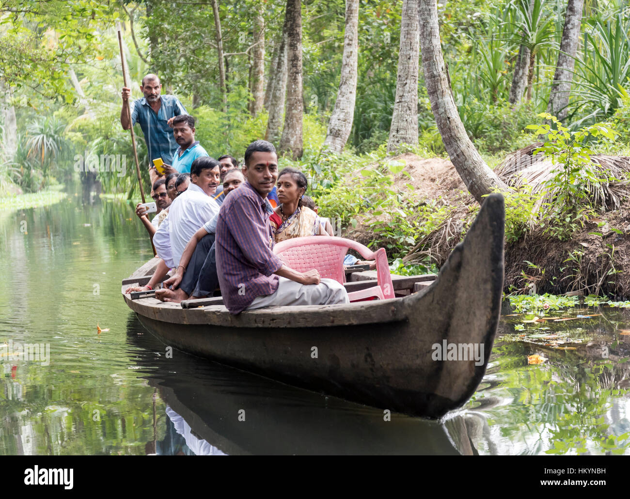 Groupe de touristes indiens sur un bateau, le Kerala Backwaters, Inde Banque D'Images