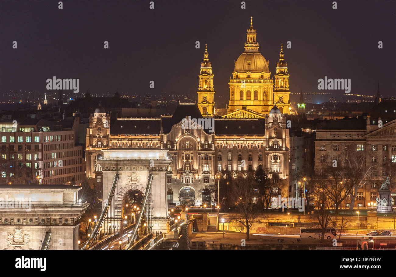 Vue de nuit sur la chaîne de Szechenyi Pont sur le Danube et l'église de la basilique Saint-Étienne à Budapest, Hongrie. Banque D'Images