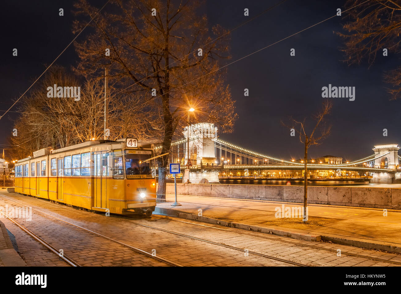 BUDAPEST, HONGRIE - le 22 février 2016 : nuit vue du tramway sur l'arrière-plan de pont des Chaînes à Budapest, Hongrie. Banque D'Images