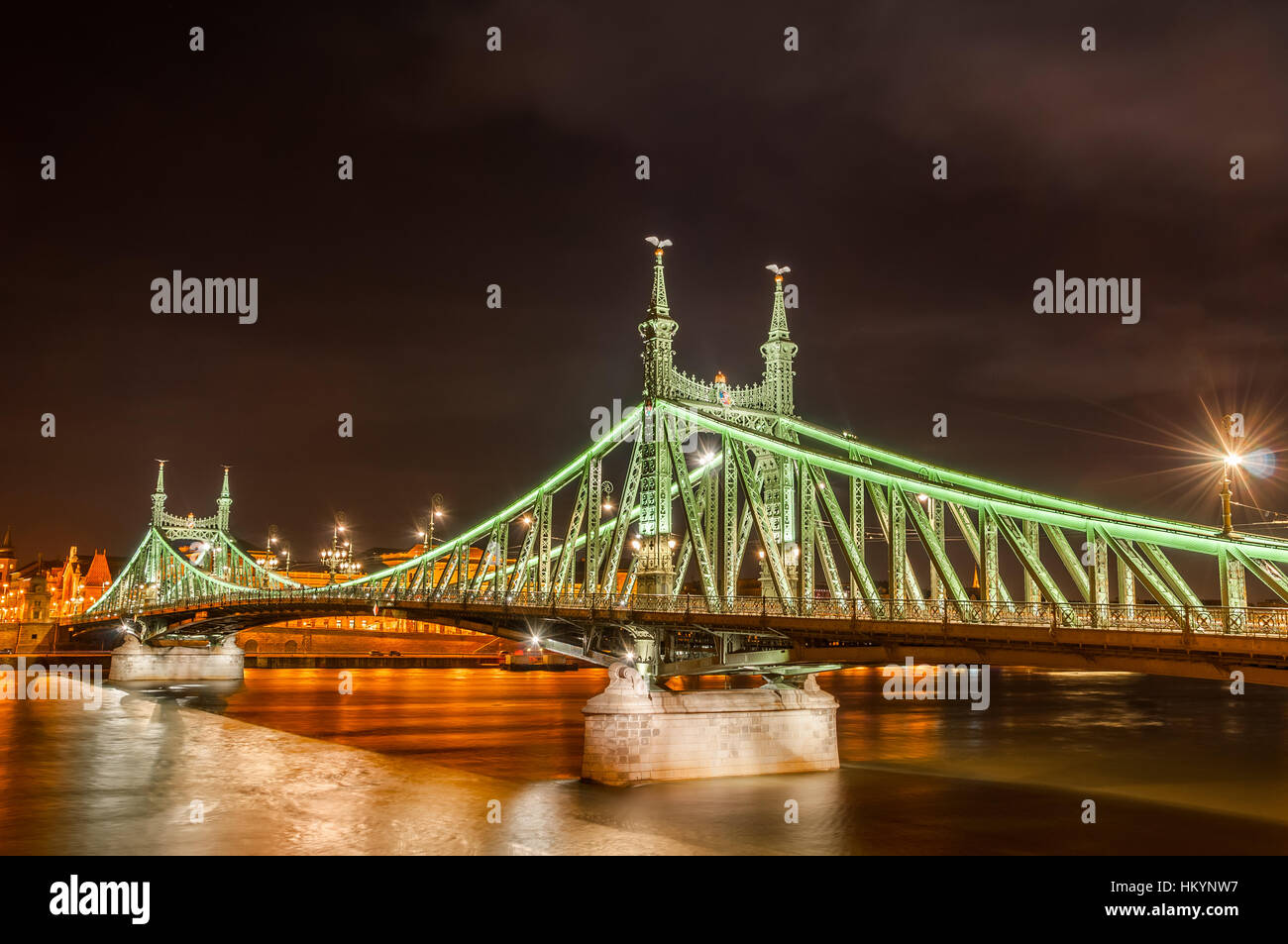 Vue nocturne de pont de la liberté ou pont de la liberté, à Budapest, Hongrie, relie Buda et Pest de l'autre côté de la rivière du Danube. Banque D'Images