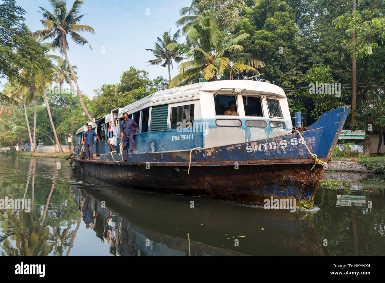 Bateau de Transport Public services de traversier dans Kumarakom, Kerala Backwaters, Inde Banque D'Images