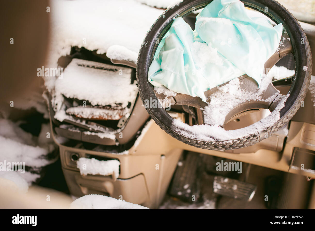 Accident automobile. Beauté crashed car couvertes de neige. Système de Retenue supplémentaire Banque D'Images