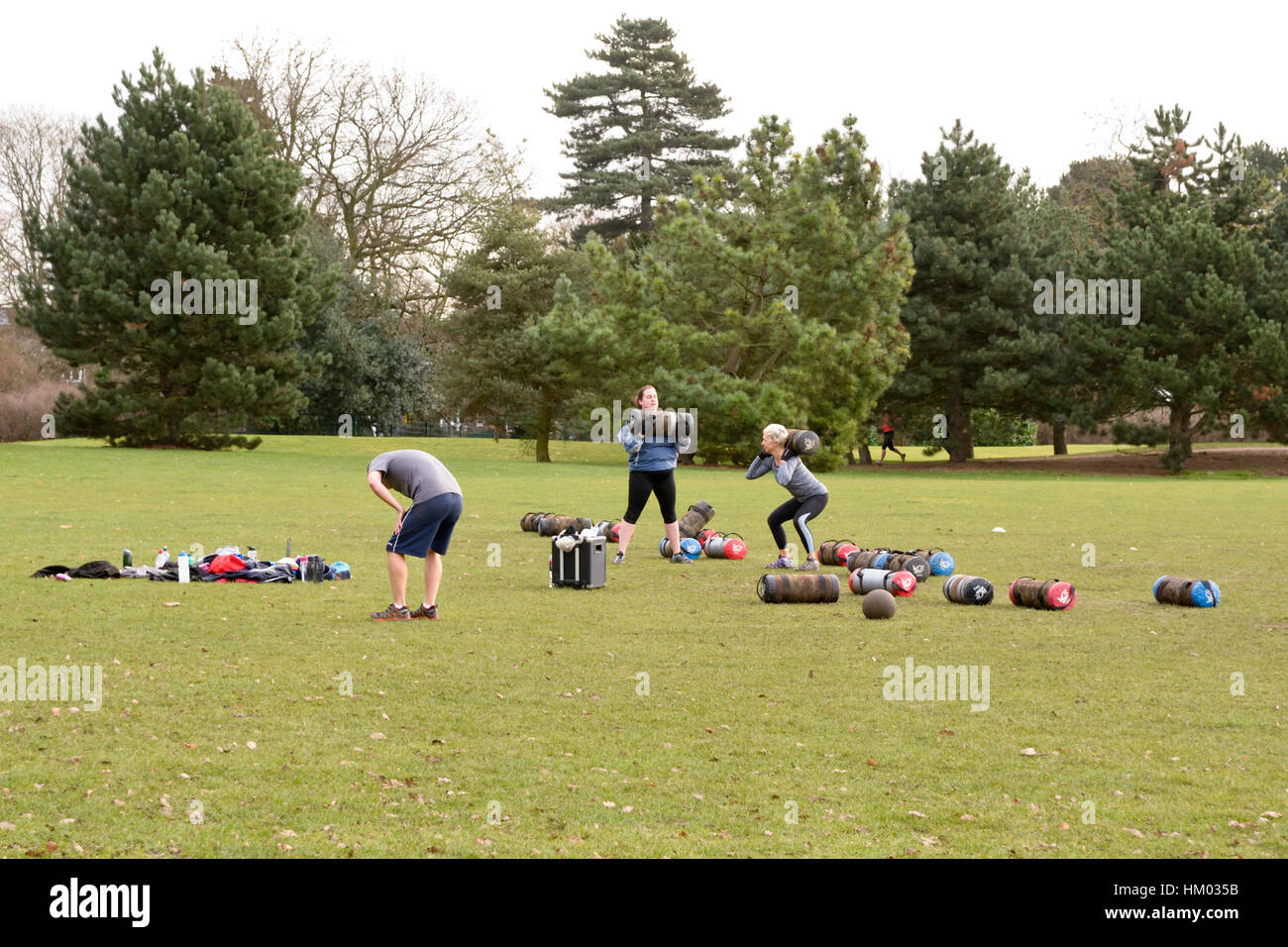 La force de la forme physique avec beaucoup de classe en circuit dans le Russell Park, Bedford, Bedfordshire, Angleterre Banque D'Images