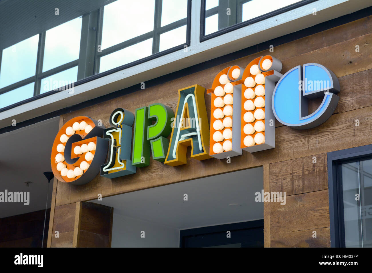 Girafe restaurant sign - l'utilisation intelligente de la couleur et de la lumière-bulbes pour faire ressortir le logo Banque D'Images