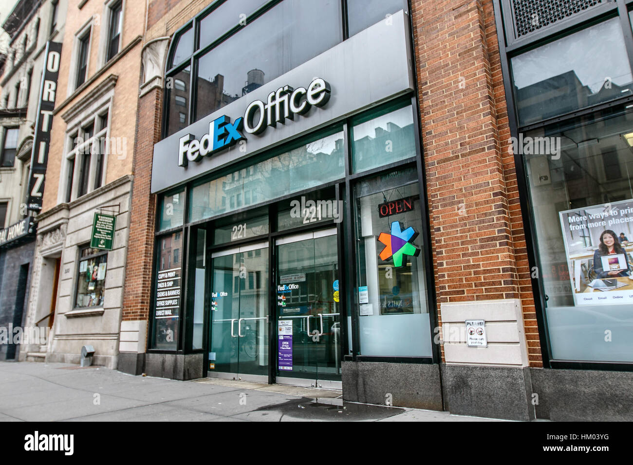 Avant et à l'entrée d'un emplacement de vente au détail FedEx Office à Manhattan. Banque D'Images
