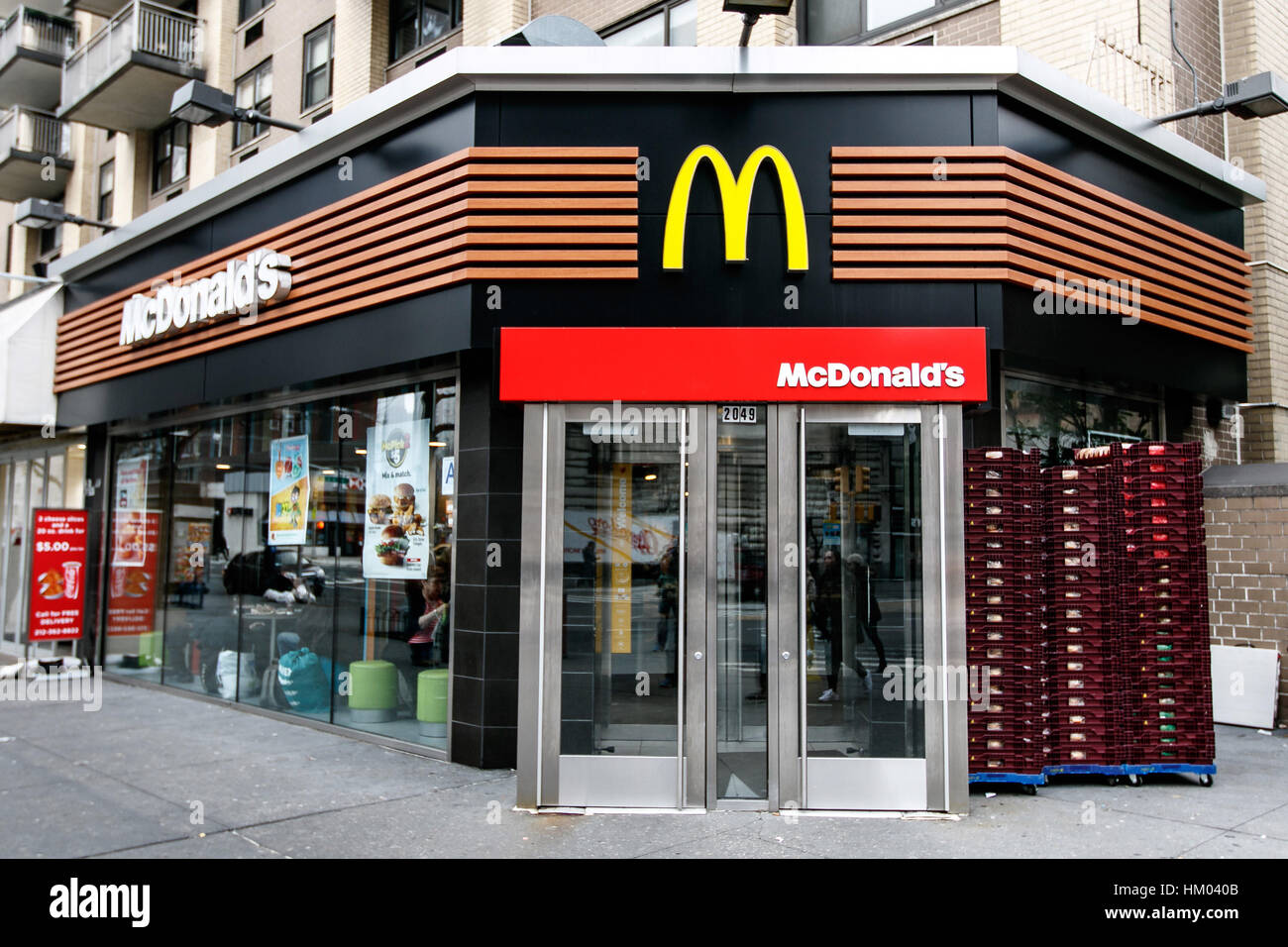 Un McDonald's restaurant fast food sur Amsterdam Avenue, près de la rue 72. Banque D'Images