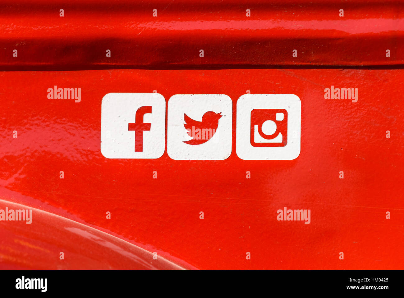 Bucarest, Roumanie - le 11 septembre 2016 : Facebook, Twitter ou Instagram Social Media Icons sur fond de métal rouge. Banque D'Images