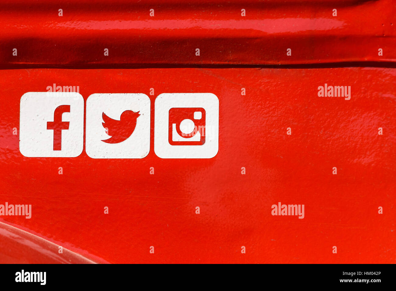 Bucarest, Roumanie - le 11 septembre 2016 : Facebook, Twitter ou Instagram Social Media Icons sur fond de métal rouge. Banque D'Images