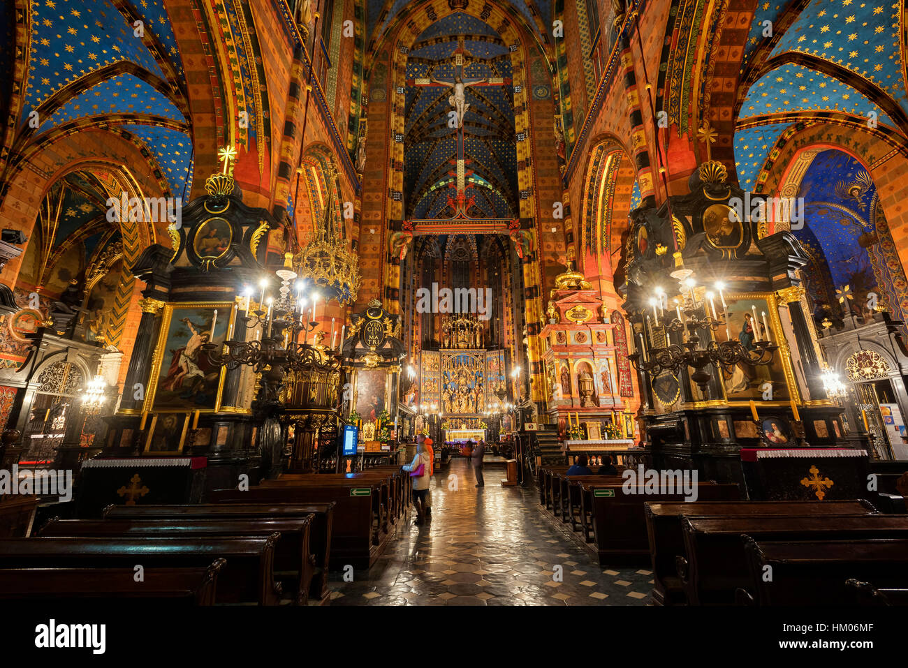 L'INTÉRIEUR La Basilique Sainte-Marie Place du Marché principal de Cracovie Cracovie Pologne Banque D'Images