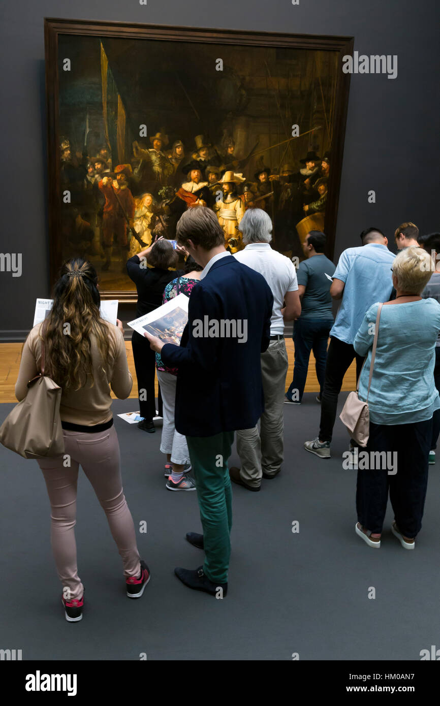 Les touristes et les visiteurs d'admirer le quart de nuit, de Rembrandt, 1642, Rijksmuseum, Amsterdam, Pays-Bas, Europe, Banque D'Images