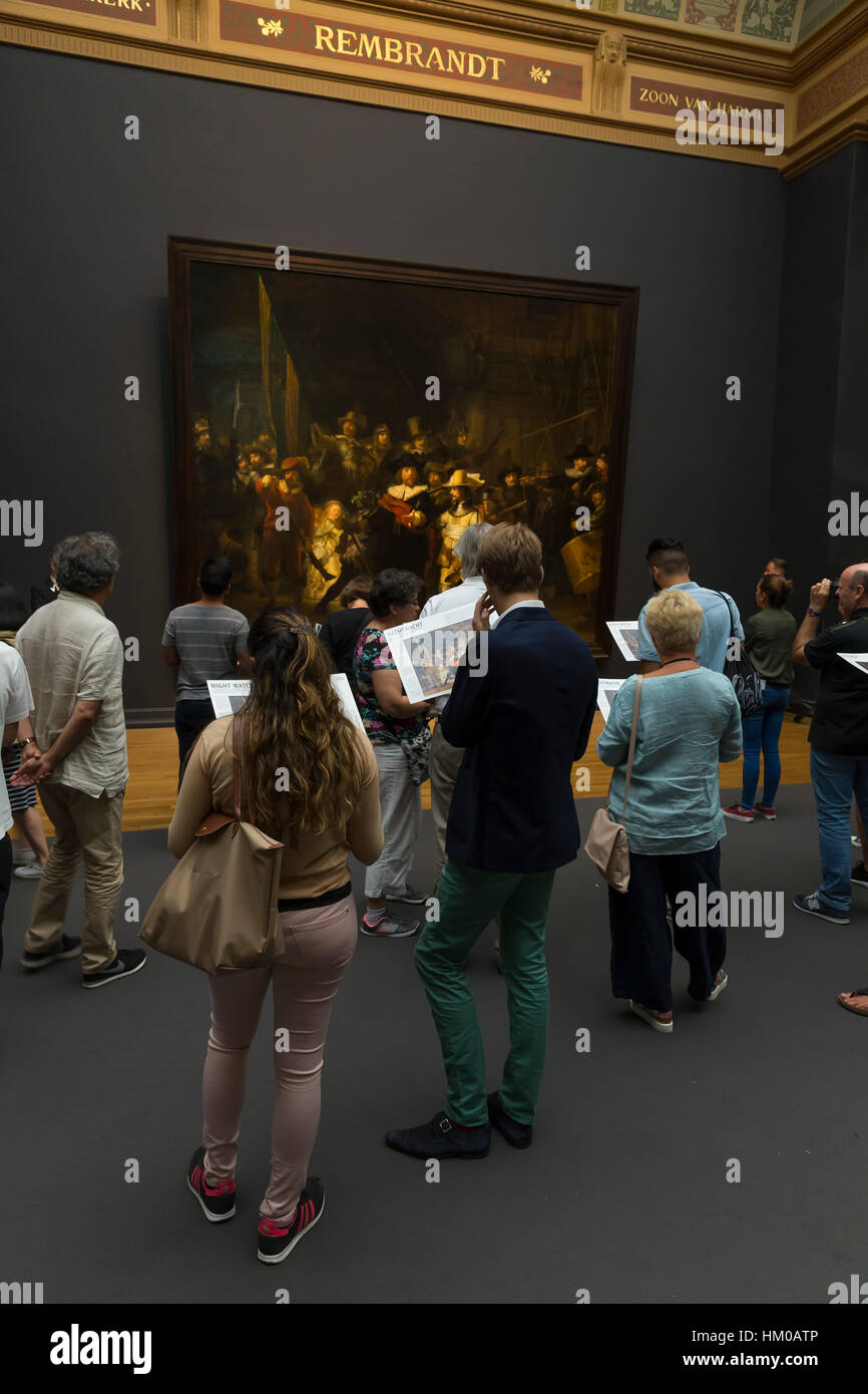 Les touristes et les visiteurs d'admirer le quart de nuit, de Rembrandt, 1642, Rijksmuseum, Amsterdam, Pays-Bas, europe, Banque D'Images