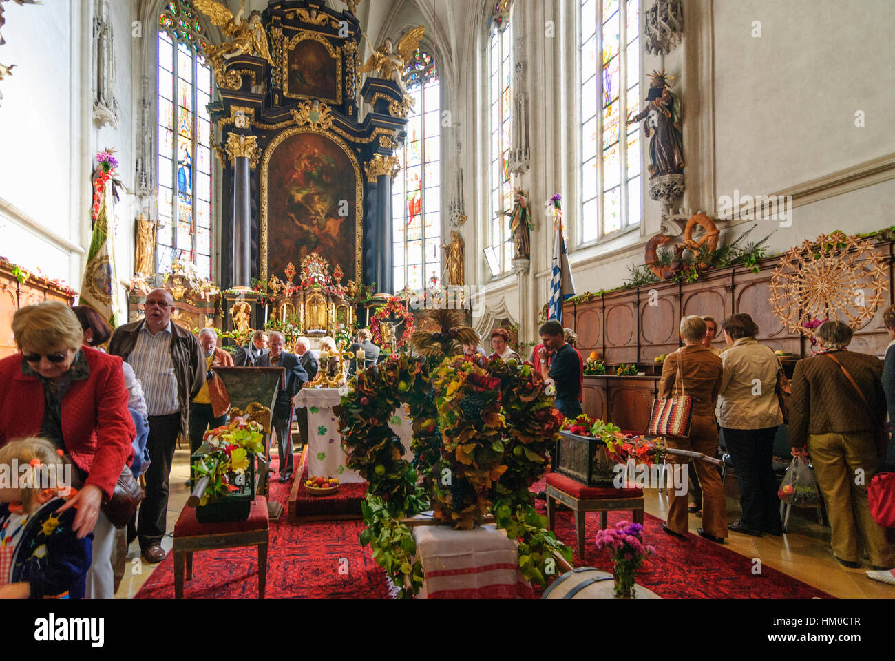 Spitz an der Donau : église Saint Maurice : Décoration pour le jour de Thanksgiving, grappe de raisins, de Wachau, Niederösterreich, Autriche, Autriche Banque D'Images