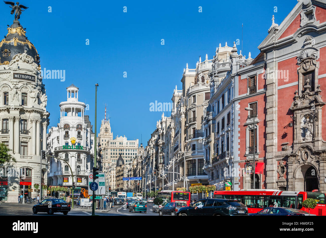 Espagne, Madrid, Centro, busy intersection de la Gran Via et de la Calle Alcalár avec Metropolis 49/00 et herbacé et la façade ornementale d'Igl Banque D'Images