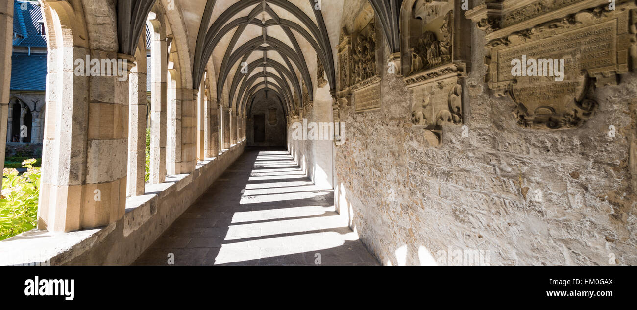 XANTEN, ALLEMAGNE - 07 septembre 2016 : Arcade de Saint Victor Cathedrale est plein de charme d'insigne sur le mur Banque D'Images