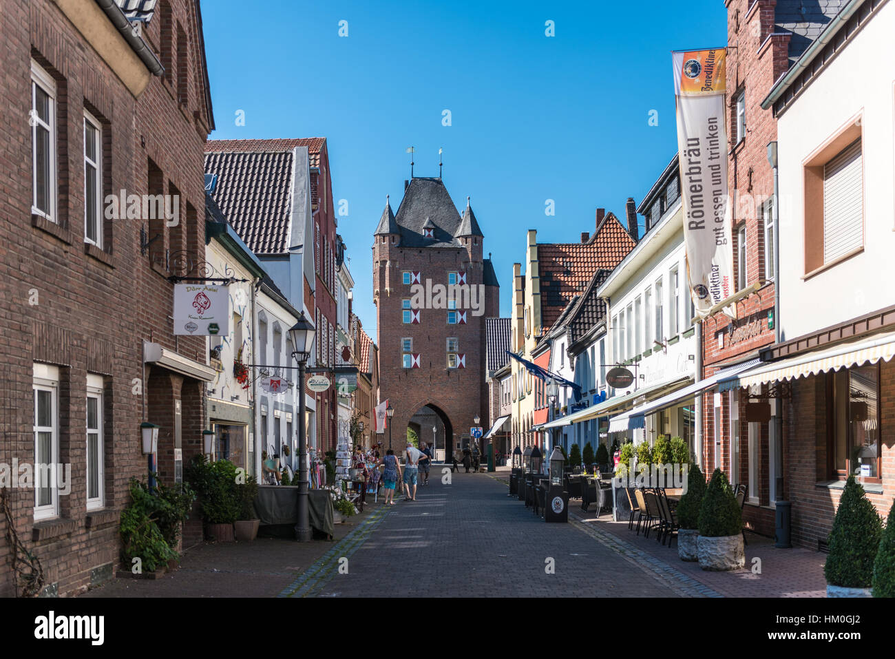 XANTEN, ALLEMAGNE - 07 septembre 2016 : des individus non identifiés se promener le long d'une des rues historiques et profiter de la vue sur la ville historique tower Banque D'Images