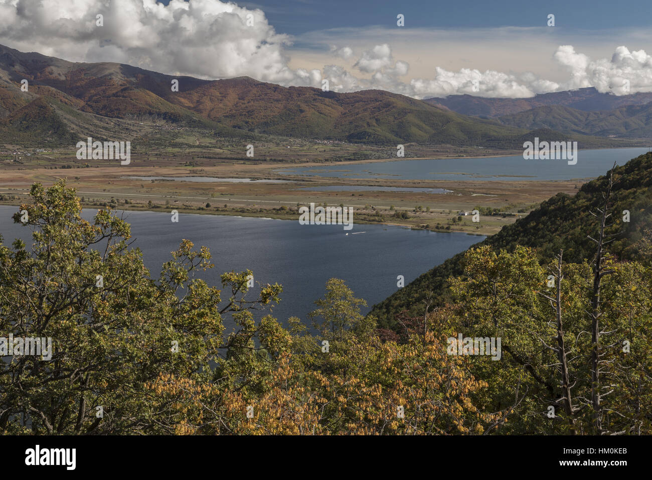 Lac de Prespa et Megalo causeway, Prespa Lakes National Park, à l'automne ; au nord-ouest de la Grèce Banque D'Images