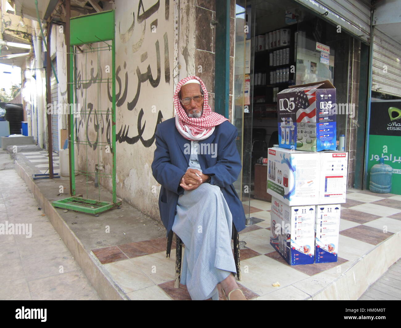 Visages de l'Egypte. Un vieil homme à lunettes egyption se reposant dans une chaise par sa petite boutique.Hurghada, Egypte. Banque D'Images